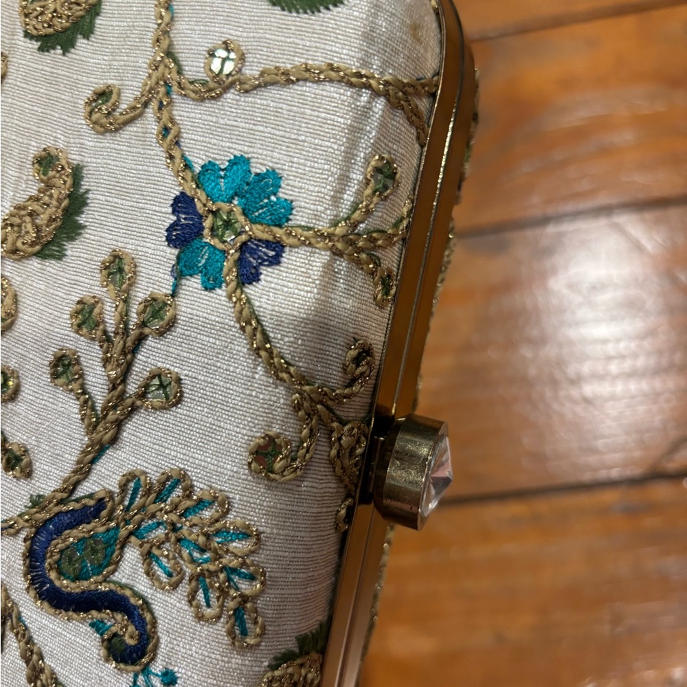 (1001) BEADED CLUTCH - Picture 3 of 10